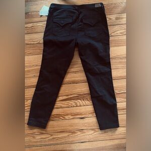 NWT black denim with cargo pockets and zip size 32
Joie obo